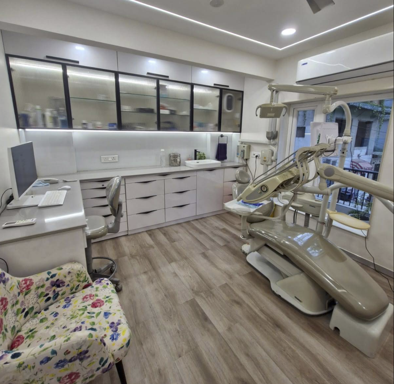 Dr. Shweta treating patient